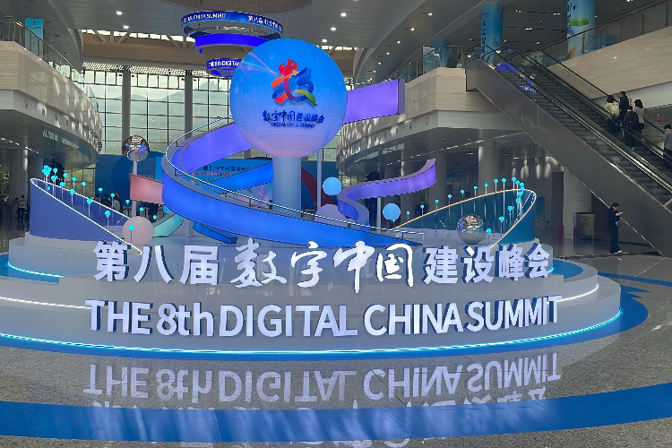 推動(dòng)實(shí)數(shù)深度融合，培育數(shù)字化轉(zhuǎn)型服務(wù)商 國(guó)家數(shù)據(jù)局劉烈宏談人工智能基礎(chǔ)軟件開(kāi)發(fā)