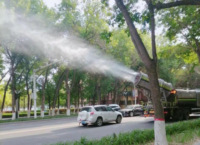 園林綠化養護中心“打藥除蟲”，筑牢夏季綠化健康防線